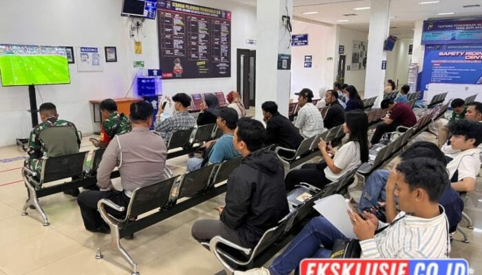 Sambil Mengurus SIM, Pemohon Colombo Surabaya Asyik Nobar Piala Dunia 2026
