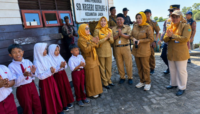 Tinjau Sekolah Rusak di Pelosok Jabon, Wabup Mimik Idayana Janjikan Rehap Total dan Program MBG