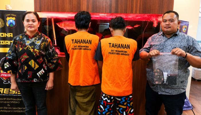 Sembunyikan Sabu di Dalam Lampu Bohlam, Dua Pengedar Narkoba Diringkus Polrestabes Surabaya