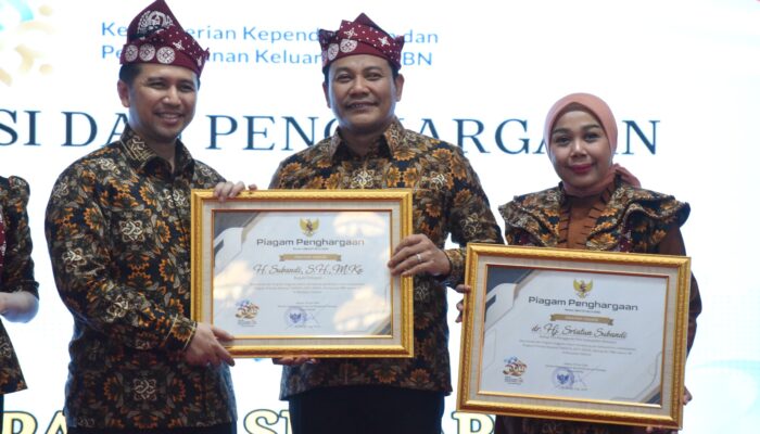 Komitmen Tekan Stunting dan Perkuat Ketahanan Keluarga, Bupati dan Ketua TP-PKK Sidoarjo Raih Penghargaan Nasional