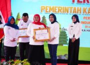 Keterangan Foto : Gubernur Jawa Timur Khofifah Indar Parawansa (kiri) menyerahkan penghargaan Indeks Perlindungan Anak (IPA) Terbaik II Jawa Timur kepada Wakil Bupati Sidoarjo Hj. Mimik Idayana (kanan) pada Puncak HAN Provinsi Jatim di Wisata Alam Pintu Langit Pasuruan.