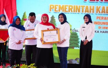 Keterangan Foto : Gubernur Jawa Timur Khofifah Indar Parawansa (kiri) menyerahkan penghargaan Indeks Perlindungan Anak (IPA) Terbaik II Jawa Timur kepada Wakil Bupati Sidoarjo Hj. Mimik Idayana (kanan) pada Puncak HAN Provinsi Jatim di Wisata Alam Pintu Langit Pasuruan.