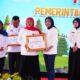 Keterangan Foto : Gubernur Jawa Timur Khofifah Indar Parawansa (kiri) menyerahkan penghargaan Indeks Perlindungan Anak (IPA) Terbaik II Jawa Timur kepada Wakil Bupati Sidoarjo Hj. Mimik Idayana (kanan) pada Puncak HAN Provinsi Jatim di Wisata Alam Pintu Langit Pasuruan.