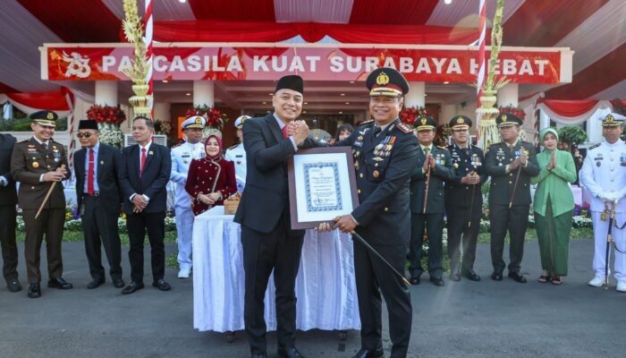 Terima Penghargaan di HUT ke-80 Bhayangkara, Wali Kota Eri Cahyadi Kuatkan Sinergi Bersama Polrestabes Surabaya