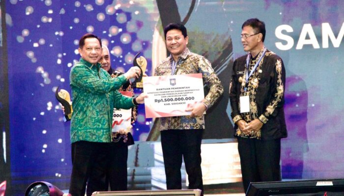 Bupati Subandi Terima Penghargaan dari Mendagri atas Keberhasilan Pemkab Sidoarjo dalam Pengelolaan Sampah dan Lingkungan Asri