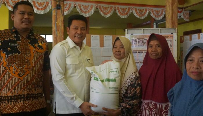 Kawal Penyaluran Bantuan Beras di Jabon, Bupati Subandi Pastikan Tepat Sasaran dan Layak konsumsi