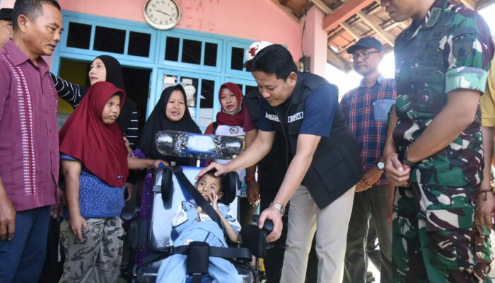 Bupati Subandi Berikan Bantuan Kursi Roda untuk Anak Difabel. Orang Tuanya Senang
