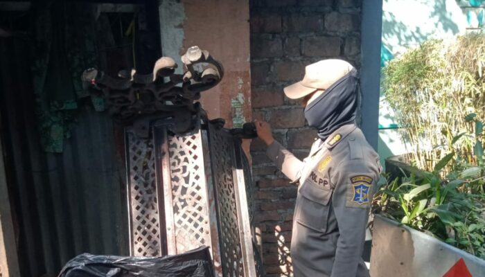 Curi Kursi Taman Pemkot Pakai Ambulans Pribadi