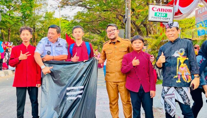 Tim Kebersihan SMP Negeri 3 Turut Ambil Bagian dalam Pawai Budaya HUT ke-81 RI, Raih Apresiasi Bupati Nganjuk