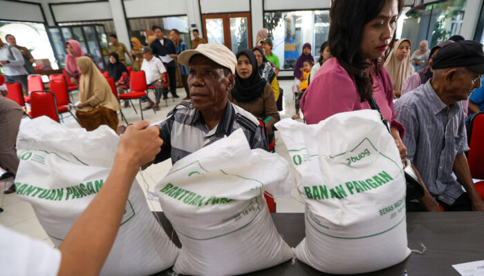 Pemkot Surabaya Bersama Bulog Salurkan Bantuan Pangan Beras 3 Bulan untuk 184 Ribu KPM