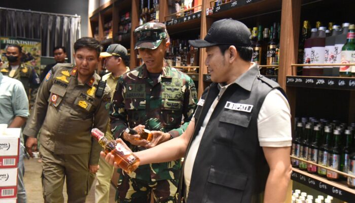 Sidak Bersama Dandim, Bupati Sidoarjo Segel Tiga Ruko Penyedia Miras Ilegal di KNV dan Menyita 624 Botol