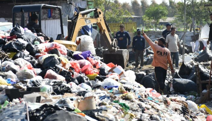 Wali Kota Eri Tertibkan Pengolahan Sampah Ilegal di Keputih Surabaya, 32 Dump Truck Angkut Sisa Sampah ke TPA Benowo