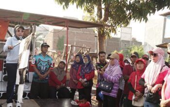 Ketua TP-PKK Sidoarjo Sriatun Subandi Berbaur dengan Ribuan Peserta Jalan Sehat