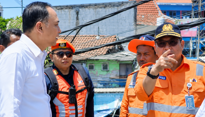 Respon Keluhan Warga, Pemkot Surabaya dan PT KAI Daop 8 Bersihkan Gunungan Sampah Liar di Belakang Pasar Turi