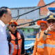 Respon Keluhan Warga, Pemkot Surabaya dan PT KAI Daop 8 Bersihkan Gunungan Sampah Liar di Belakang Pasar Turi