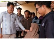 Ada faedahnya libur akhir pekan Bupati Subandi Bantu Kursi Roda untuk Tiga Warga Wonoayu, Mereka Senang Dibantu