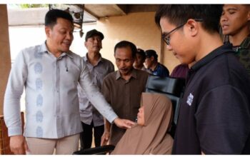 Ada faedahnya libur akhir pekan Bupati Subandi Bantu Kursi Roda untuk Tiga Warga Wonoayu, Mereka Senang Dibantu