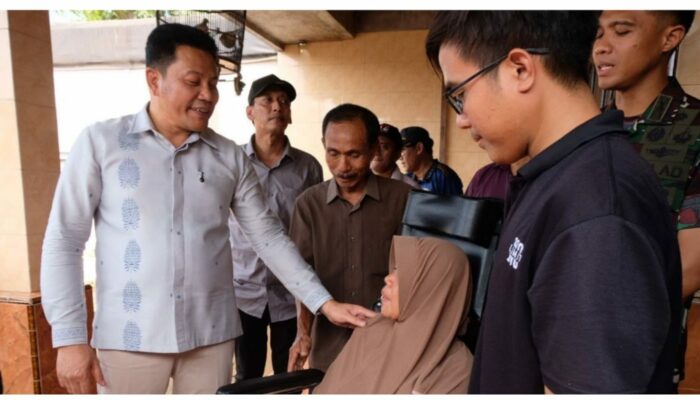 Ada faedahnya libur akhir pekan Bupati Subandi Bantu Kursi Roda untuk Tiga Warga Wonoayu, Mereka Senang Dibantu