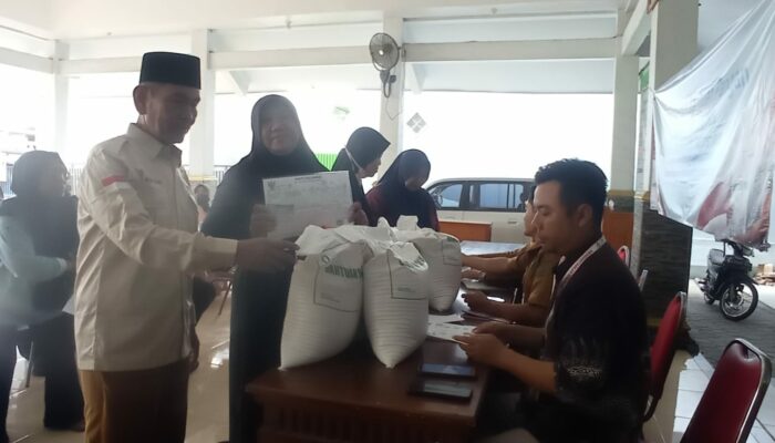 271 Keluarga Penerima Manfaat (KPM) Penerimaan Beras Bansos bagi warga tidak mampu atau Miskin Bantuan Pangan Sekitar 3 bulan, Masih dapat dua bulan desa Sumokali Kecamatan Candi
