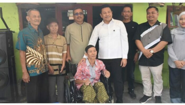 Bupati Subandi Bantu Perbaikan Rumah dan Serahkan Kursi Roda di Buduran