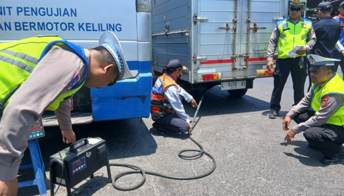Tingkatkan Kepatuhan dan Tekan Polusi, Satlantas Polres Pelabuhan Tanjung Perak Gelar Operasi Gabungan di Jalan Pegirian