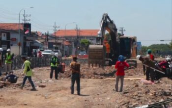 Pelebaran Jalan Wiyung-Menganti Surabaya Dikebut, 950 Meter Ditargetkan Rampung 2026
