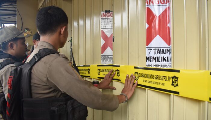 Tak Sesuai Peruntukan, Satpol PP Surabaya Segel Tujuh Kios Buah di Tambak Mayor–Tanjungsari
