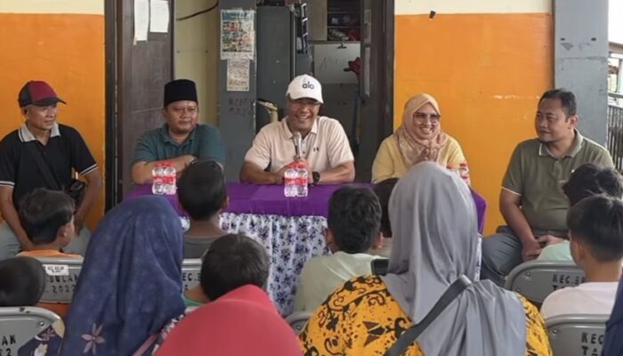 DLH Surabaya Ajak Anak-anak Kenjeran Bersihkan Pantai, Sediakan Tempat Sampah dan Pengangkutan Rutin