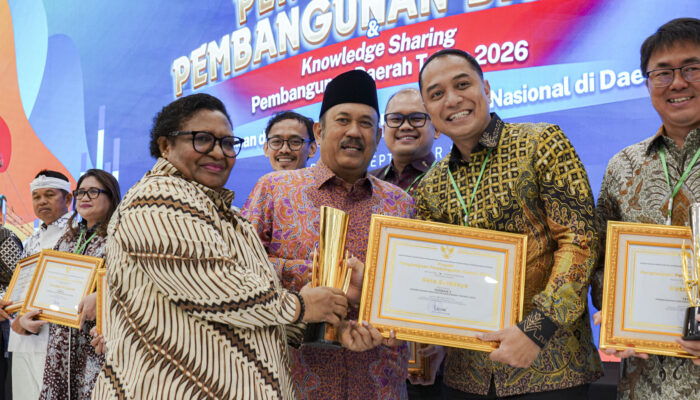 Kota Surabaya Raih Penghargaan Pembangunan Daerah Terbaik Nasional dari Bappenas RI