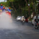 Redam Debu Proyek dan Suhu Panas, Damkar Surabaya Intensifkan Pembasahan Jalan