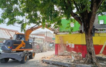 Urai Kemacetan di TL Tambang Boyo, Pemkot Surabaya Tertibkan Bangunan di Sempadan Saluran Jeblokan II