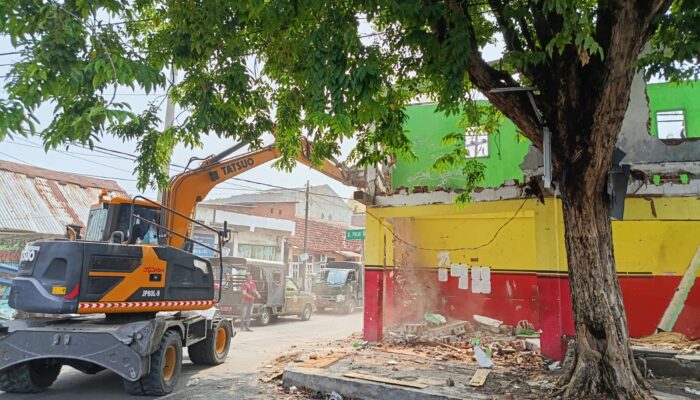 Urai Kemacetan di TL Tambang Boyo, Pemkot Surabaya Tertibkan Bangunan di Sempadan Saluran Jeblokan II