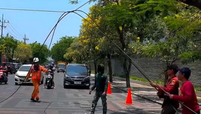 Pemkot Surabaya Bongkar 116 Tiang dan Tertibkan 91 Kabel Utilitas di 23 Ruas Jalan