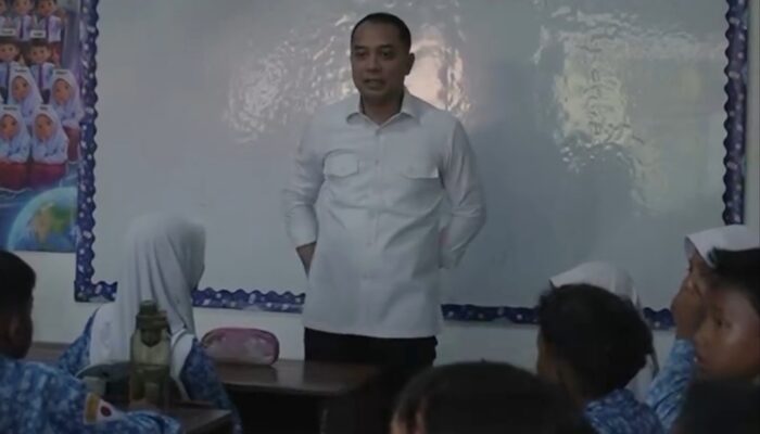 Dapati Siswa Belajar Lesehan, Wali Kota Eri Minta Dispendik Evaluasi Kebutuhan Sarpras Sekolah