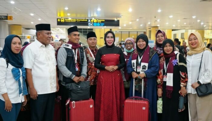 Wabup Sidoarjo Hj Mimik ldayana Tengah Malam, Untuk Melepaskan Lima Staf Umroh ke Tanah Suci