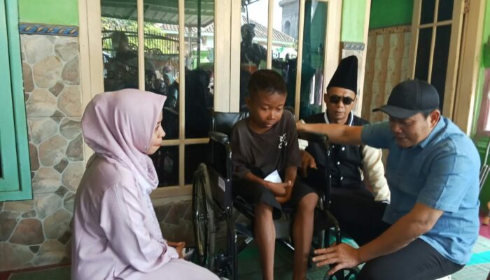 Hari Libur, Bupati Subandi Blusukan ke Jabon Antar Kursi Roda Untuk Warga