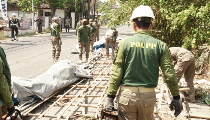 Kembalikan Fungsi Jalan, Satpol PP Sidoarjo Lanjutkan Penertiban Bangunan Liar di Frontage Road Waru