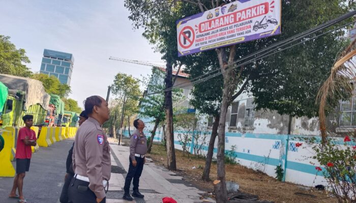 Tingkatkan Kamseltibcarlantas, Polres Pelabuhan Tanjung Perak Pasang Banner Larangan Parkir di Jalan Perak Barat