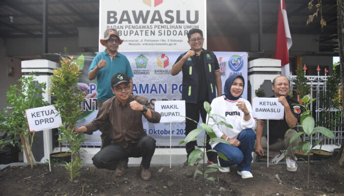 Wabup Mimik Tanam Pohon Manggis di Bawaslu Sidoarjo, Simbol Integritas dan Kejujuran