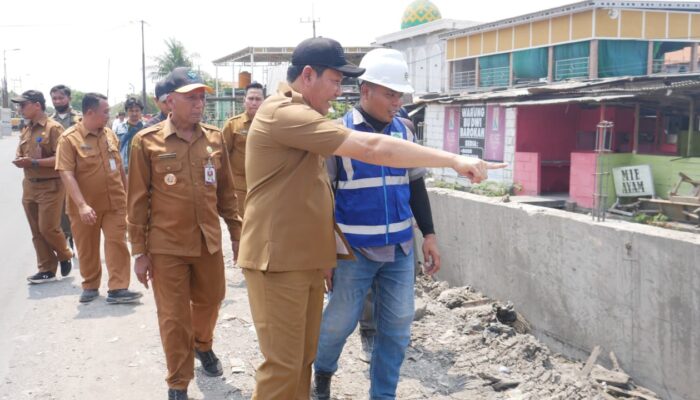 Bupati Subandi Sidak Betonisasi Jalan Gedangan–Betro, Minta Proyek Dipercepat dan Normalisasi Sungai Dilaksanakan Terpadu
