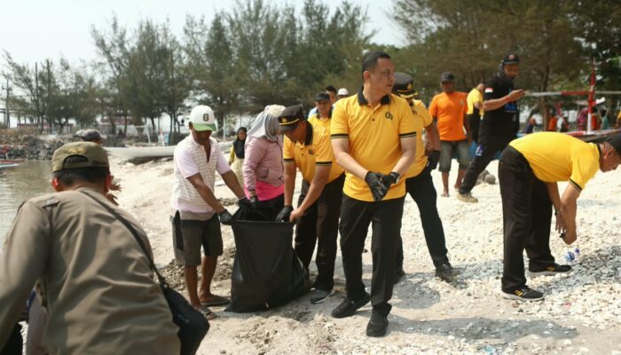 Gelar Green Policing di Pantai Kenjeran, Polres Pelabuhan Tanjung Perak Bersihkan Lingkungan dan Bagikan Sembako