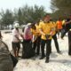 Gelar Green Policing di Pantai Kenjeran, Polres Pelabuhan Tanjung Perak Bersihkan Lingkungan dan Bagikan Sembako
