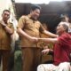 Terisak Haru Terima Kursi Roda dari Bupati Subandi, Sulastri: Saged Damel Mlampah-Mlampah