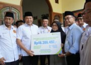 Bupati Sidoarjo Serahkan Santunan BPJS Ketenagakerjaan kepada Keluarga Kepala Desa Tropodo
