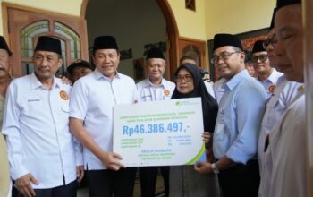 Bupati Sidoarjo Serahkan Santunan BPJS Ketenagakerjaan kepada Keluarga Kepala Desa Tropodo