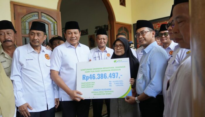 Bupati Sidoarjo Serahkan Santunan BPJS Ketenagakerjaan kepada Keluarga Kepala Desa Tropodo