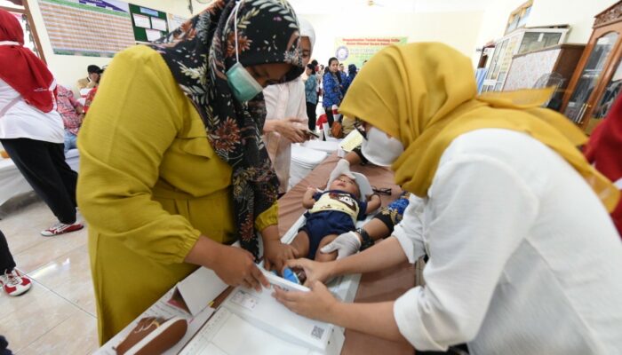 Pulang dari Rumah Sakit Bawa Akta Kelahiran Bayi, Warga Surabaya Terbantu Bunda Jelita