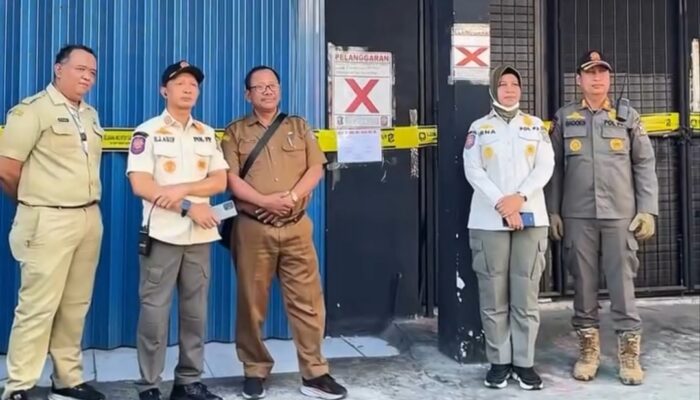 Satpol PP Segel Toko Mihol di Wonokromo, Jual Eceran dan Berada Dekat Pemukiman